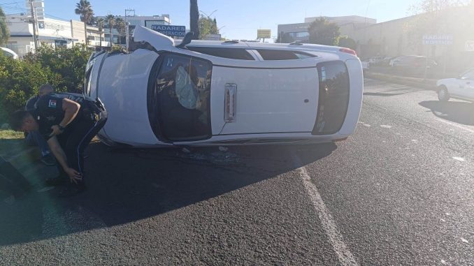 Policías Viales de Aguascalientes atendieron el reporte de accidente tipo choque volcadura