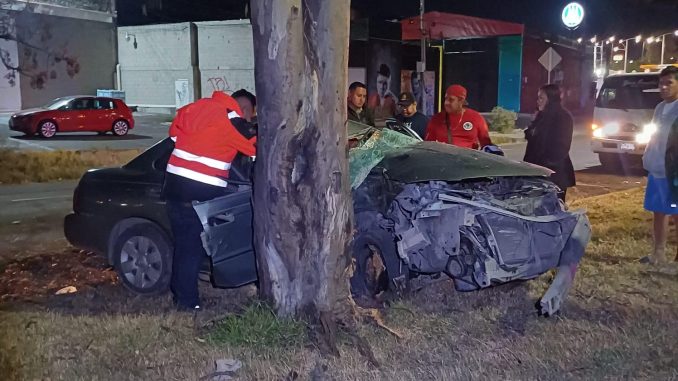 Policias Viales de Aguascalientes atienden reporte de accidente que se registró la madrugada de este sábado sobre Avenida Aguascalientes