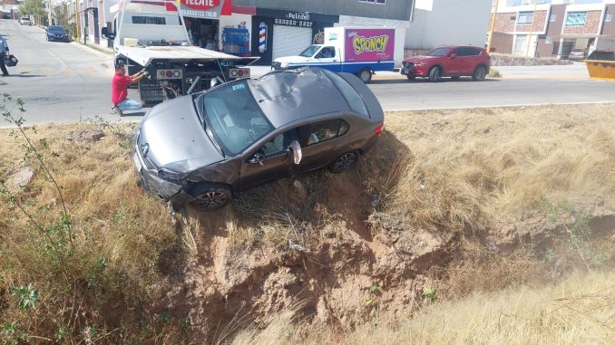 Policías Viales de Aguascalientes atendieron el reporte de accidente tipo salida de camino