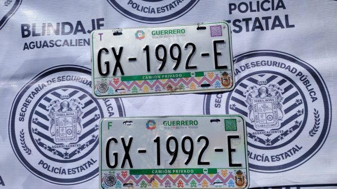 Aseguran camioneta con placas sobrepuestas