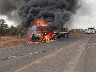 Sofocan incendio de tráiler en Pabellón de Arteaga