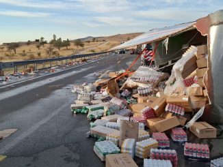 Atienden volcadura de camión de carga en el libramiento carretero