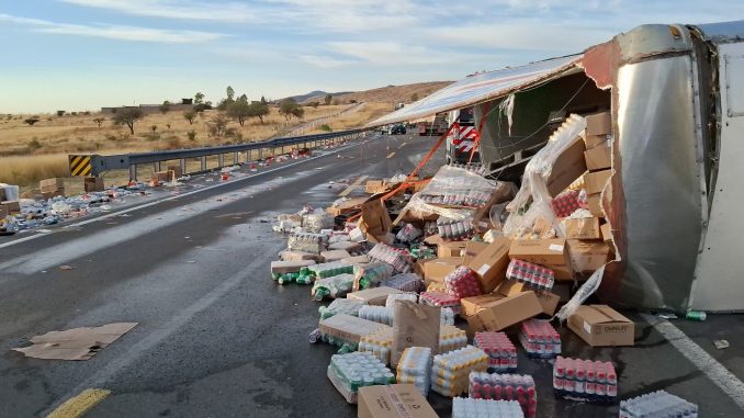 Atienden volcadura de camión de carga en el libramiento carretero