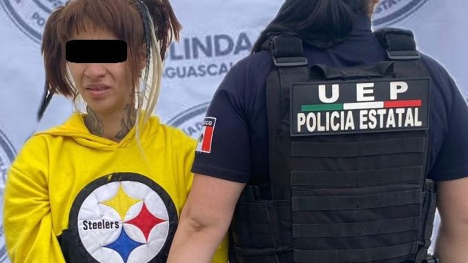 Detienen a mujer que llevaba entre sus pertenencias un envoltorio con droga