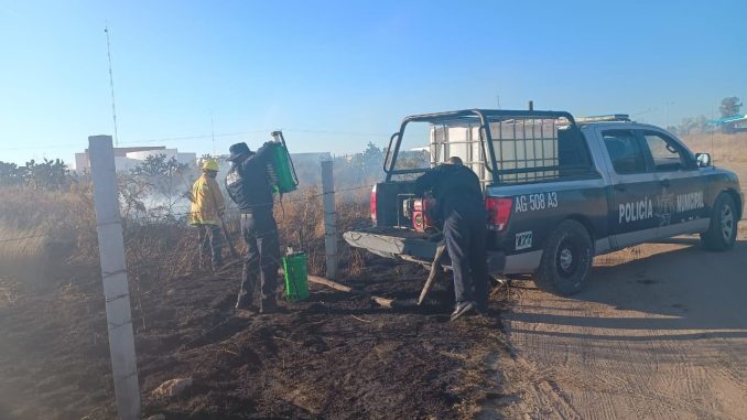 Sofocan incendio de pasto seco en El Llano