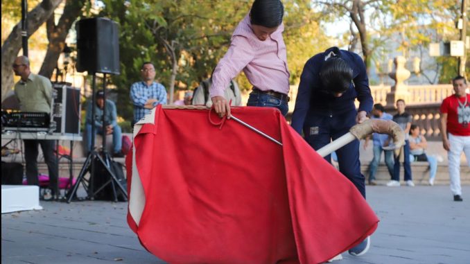 Realizan clase práctica alumnos de la Academia Taurina Municipal en la Plaza de la Patria