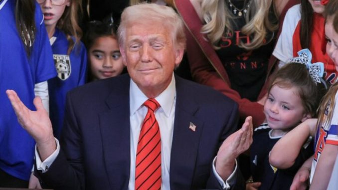 Trump prohíbe a mujeres trans participar en deportes femeninos