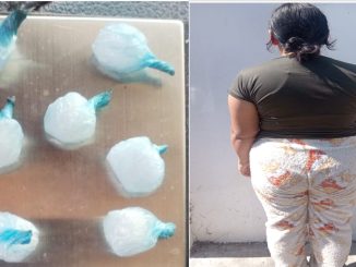 poder de varios envoltorios de piedra granulada con las características propias del cristal