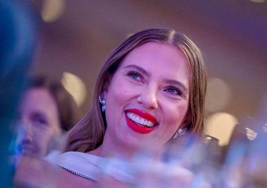Scarlett Johnson pide regular la IA tras video falso en el que critica a Kanye West