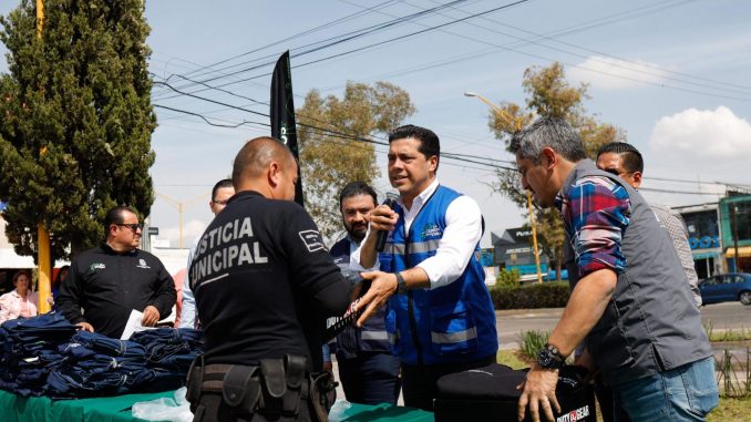 Entrega Leo Montañez uniformes a personal de la Secretaría de Servicios Públicos Municipales