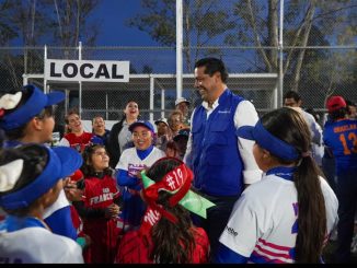 Entrega Leo Montañez rehabilitación de campo de beisbol con pasto sintético en el Parque Santa Anita I