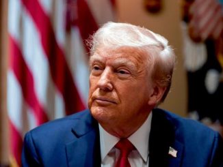 Trump sentencia que "los aranceles van" y anuncia nueva fecha
