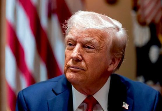 Trump sentencia que "los aranceles van" y anuncia nueva fecha