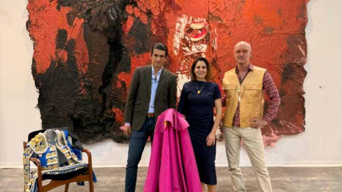 El torero Ernesto Javier Tapia “El Calita” y el artista Randy Shull se encuentran en ZⓈONAMACO frente a la pintura “Pelea o vuela”