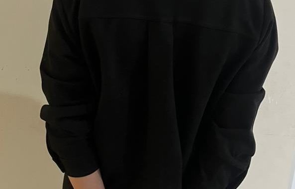 Elementos de la Policía Comercial de la SSPM de Aguascalientes detienen a una persona en un centro comercial por el delito de robo