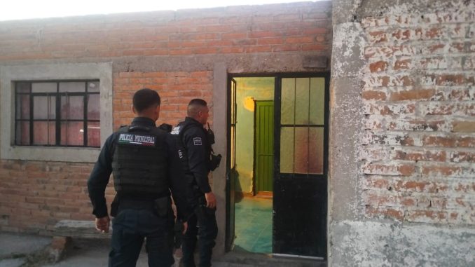 Brindan apoyo para trasladar a una persona al Hospital Neuropsiquiátrico