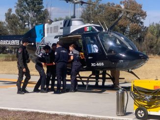 Paramédicos y personal del Grupo de Operaciones Aéreas (GOA) de la SSPM de Aguascalientes reciben a estudiantes de la UTA en el Helipuerto Bicentenario