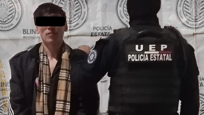 Detienen a una persona por posesión de envoltorios con droga