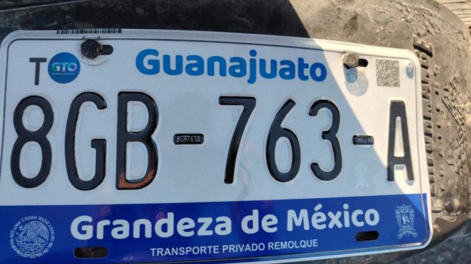 Aseguran remolque con placas sobrepuestas