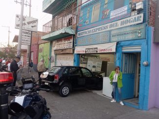 Policías Viales de Aguascalientes atendieron el reporte de aparatoso choque, que se registró sobre Avenida de los Maestros