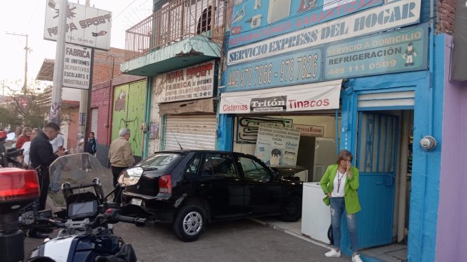 Policías Viales de Aguascalientes atendieron el reporte de aparatoso choque, que se registró sobre Avenida de los Maestros