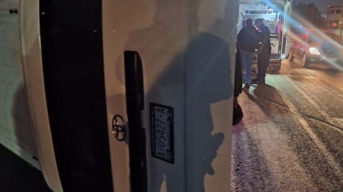 Policías Viales de Aguascalientes atendieron el reporte de volcadura que sufrió un vehículo de transporte de personal