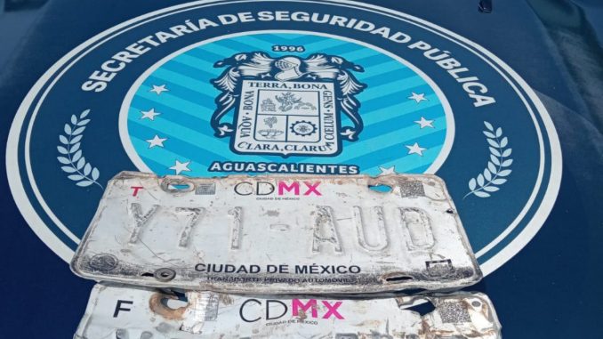 Aseguran camioneta con placas de circulación sobrepuestas