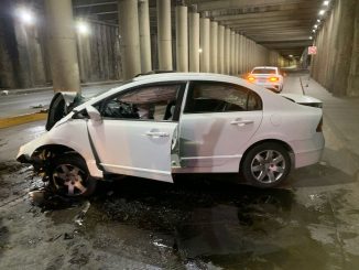 Policías Viales de Aguascalientes atienden reporte de un aparatoso choque registrado en el paso a desnivel de Avenida López Mateos, durante la madrugada de este día