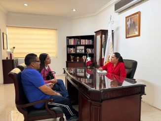 La Mtra. Adriana Ochoa, atiende personalmente al Magisterio