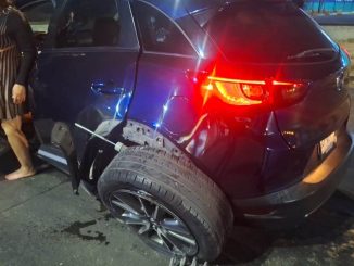 Policías Viales de Aguascalientes atiendien el reporte de un choque contra objeto fijo, registrado en VNSA durante la madrugada