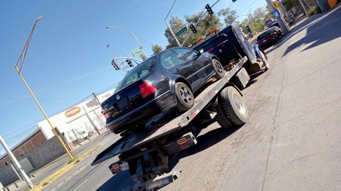 Aseguran vehículo con placas sobrepuestas