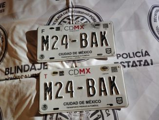 Aseguran placas de circulación sobrepuestas