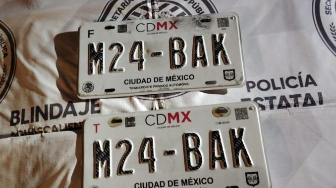 Aseguran placas de circulación sobrepuestas