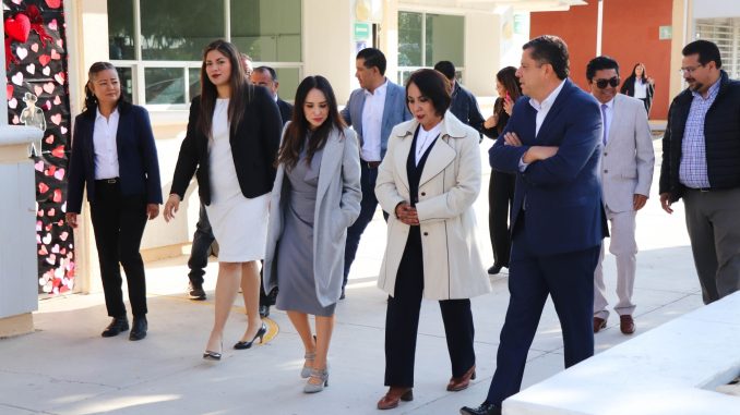 Director del IDEA y CECyTEA rinden honores a nuestros símbolos patrios