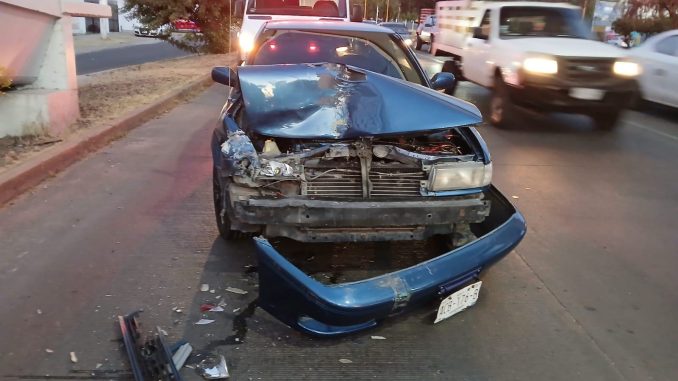 Policías Viales de Aguascalientes brindaron apoyo a los conductores de dos vehículos particulares, luego de un choque registrado