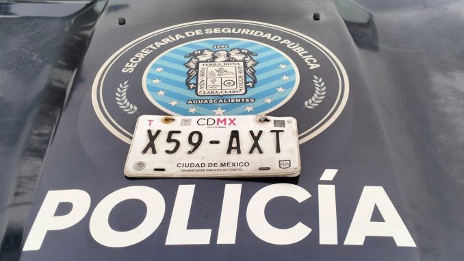 Aseguran camioneta con placas sobrepuestas