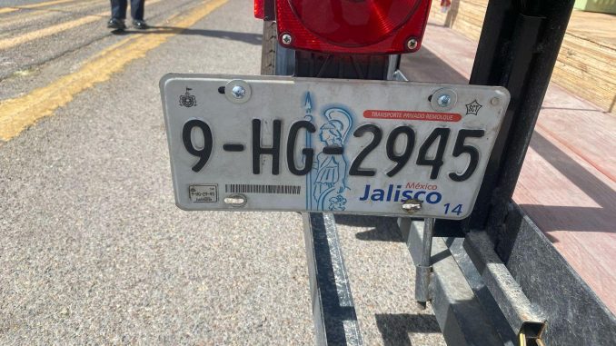 Aseguran remolque con placas sobrepuestas