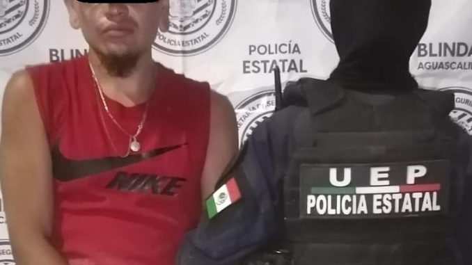 Detienen a una persona por posesión de dos envoltorios con droga