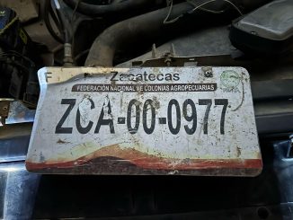 Aseguran camioneta con placas sobrepuestas y falsas