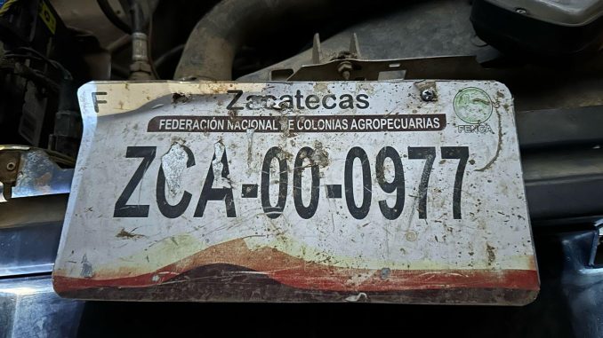 Aseguran camioneta con placas sobrepuestas y falsas