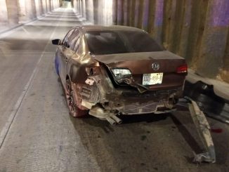 Policías Viales de Aguascalientes atendieron el reporte de un choque contra objeto fijo, registrado en el paso a desnivel de Avenida Aguascalientes