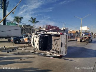 Tras un choque tipo volcadura, Policías Viales de Aguascalientes brindaron auxilio a los conductores de dos vehículos particulares