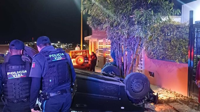 Policías Viales de Aguascalientes atendieron el reporte de un choque registrado en calles del fraccionamiento Real del Sol, durante la madrugada de este día