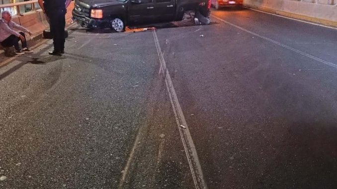 Policías Viales de Aguascalientes auxiliaron al conductor de un vehículo particular, tras un choque registrado en Boulevard a Zacatecas