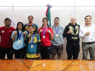 Atletas de Muay Thai se reunieron con el director del IDEA