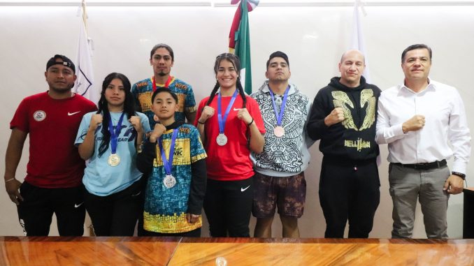 Atletas de Muay Thai se reunieron con el director del IDEA