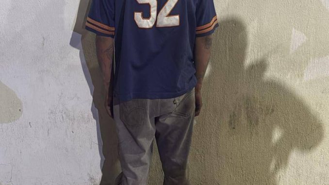 Elementos de la SSPM de Aguascalientes detienen a una persona por contar con una orden de aprehensión por el delito de robo calificado