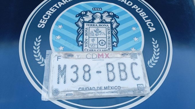 Aseguran vehículo con placas sobrepuestas