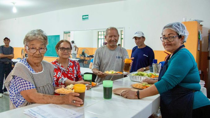 Adultos Mayores pueden acceder a una alimentación sana y gratuita en los Comedores Comunitarios del Estado