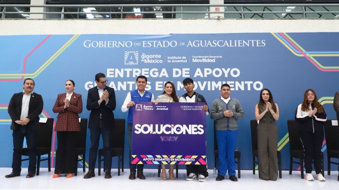 Entrega Gobernadora Tere Jiménez 2,500 Becas de Transporte Público a estudiantes